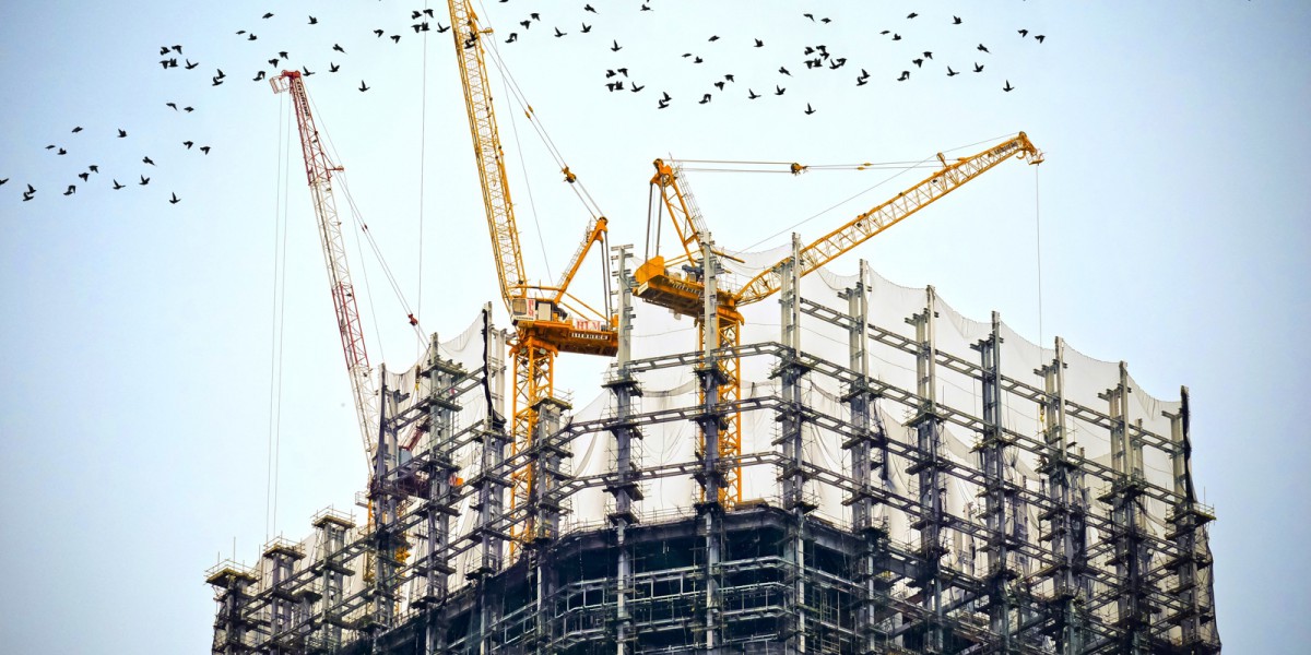 Des grues sur un chantier