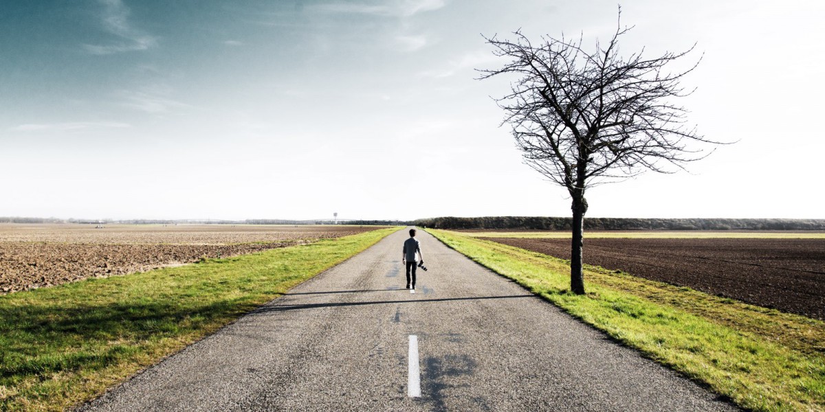 Un homme seul sur une route droite