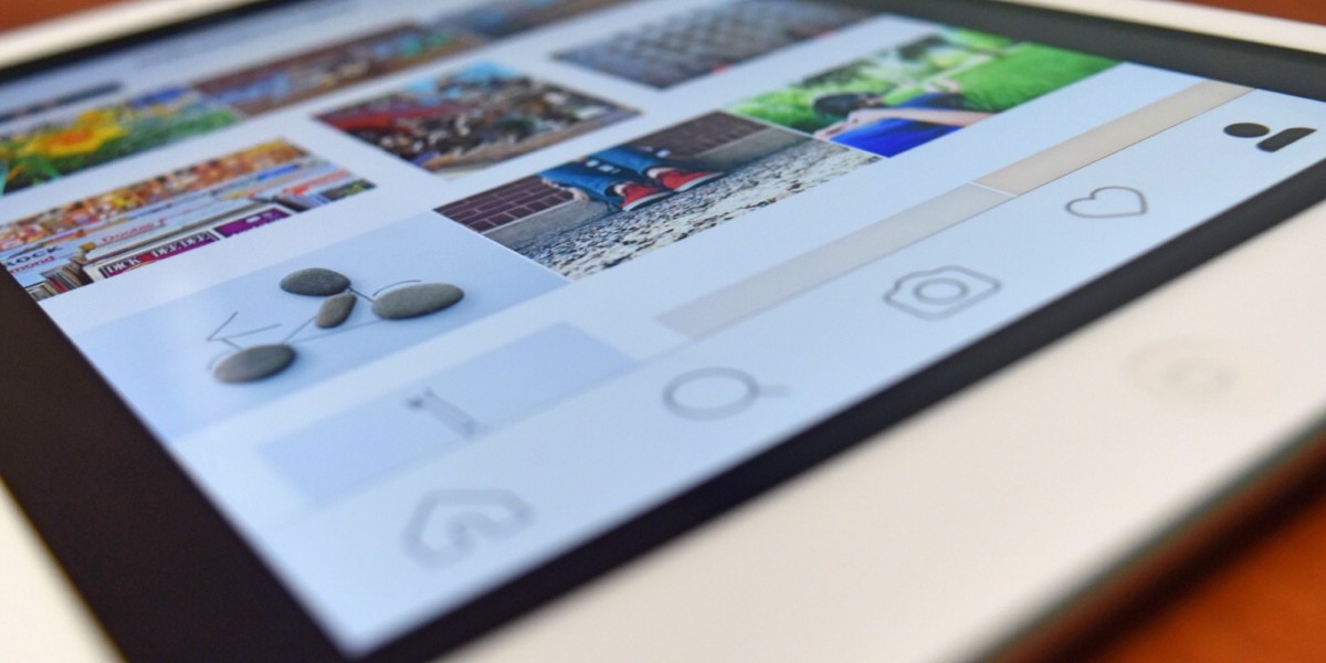 Une tablette avec des photos Instagram