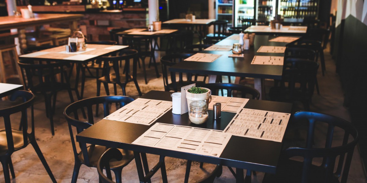 Des tables de restaurant avec des menus dessus