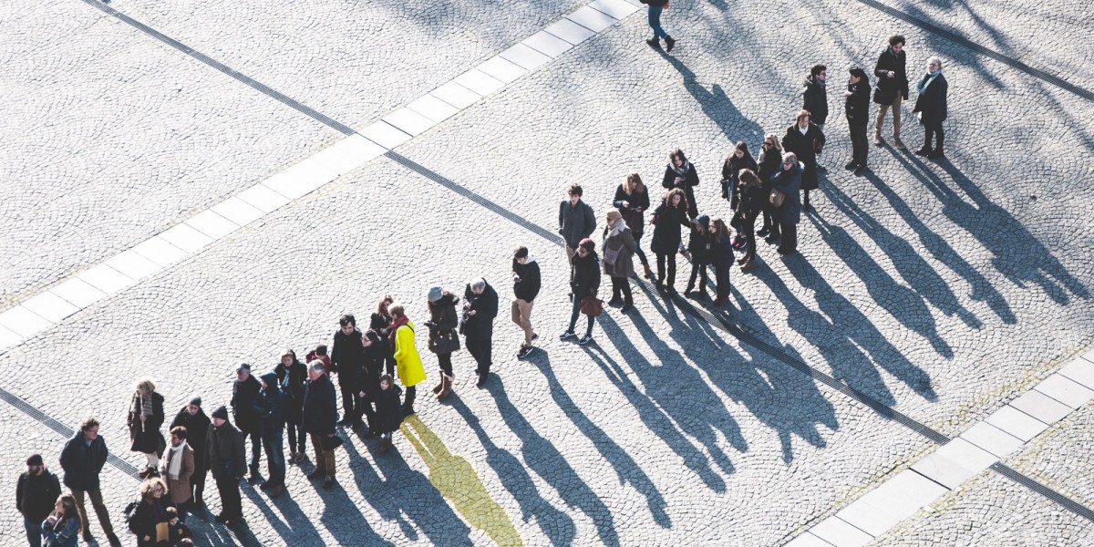 Une file de gens faisant la queue