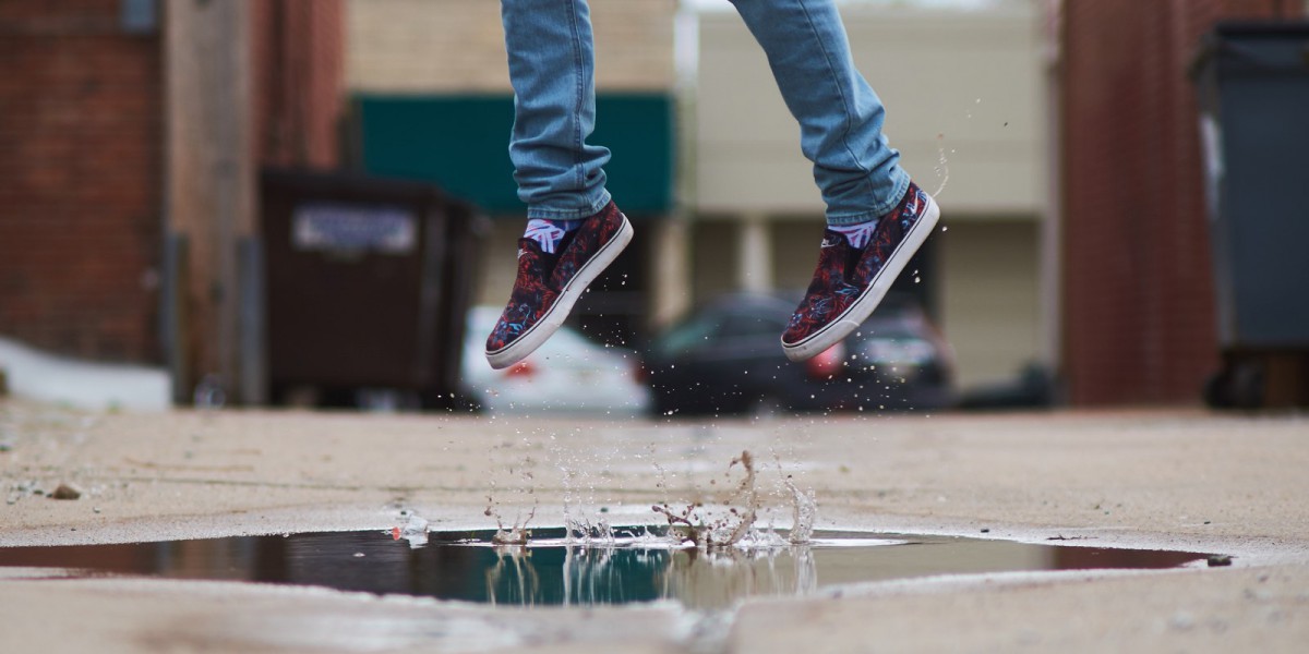 Un saut sur une flaque d'eau